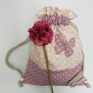 Bolsa artesanal de tela con diseño romántico